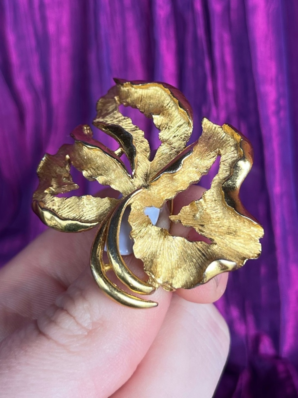 Crown Trifari Signed Vintage 1960s Leaf Brooch - Picture 3 of 8